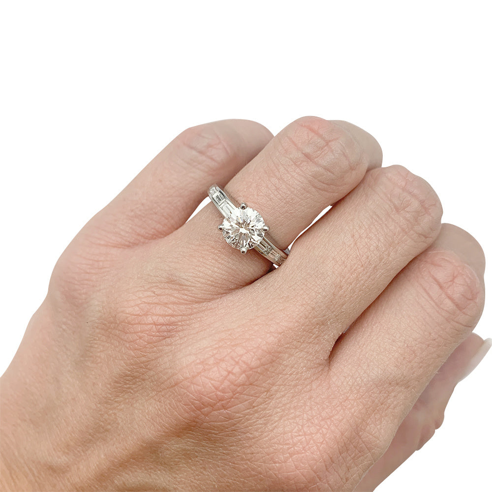 Bague solitaire accompagné de diamants baguette. 6