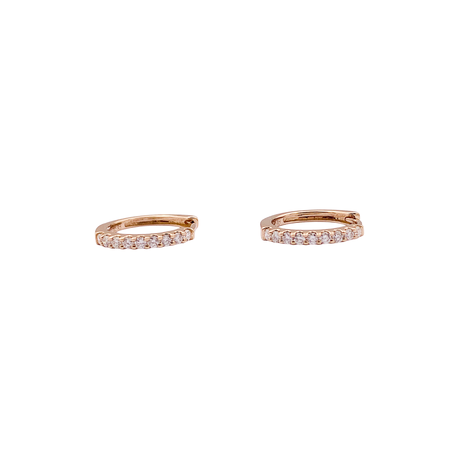 Paire de petites créoles en or rose, diamants. 4