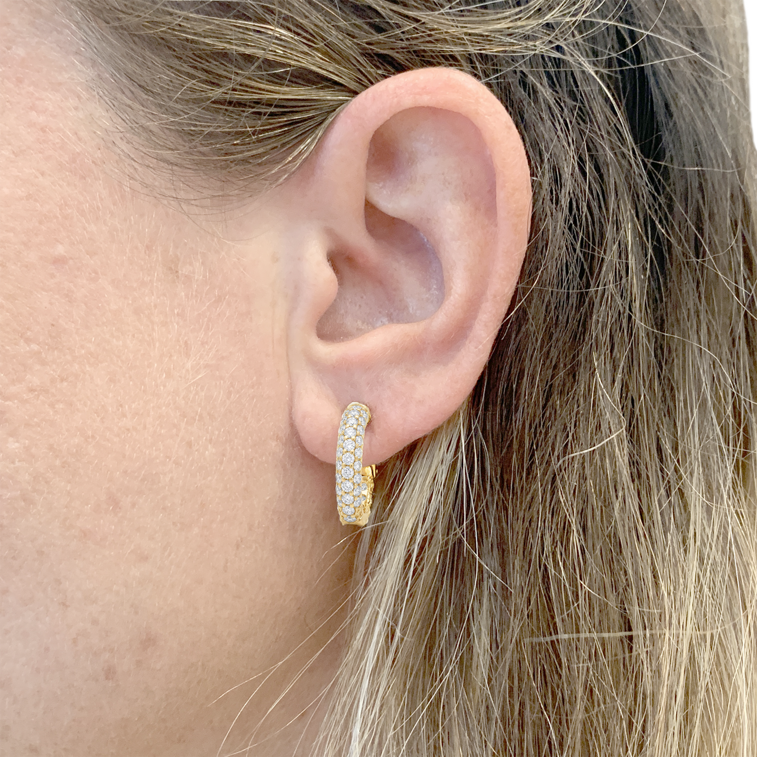 Boucles d'oreilles créoles en or jaune et diamants. 7