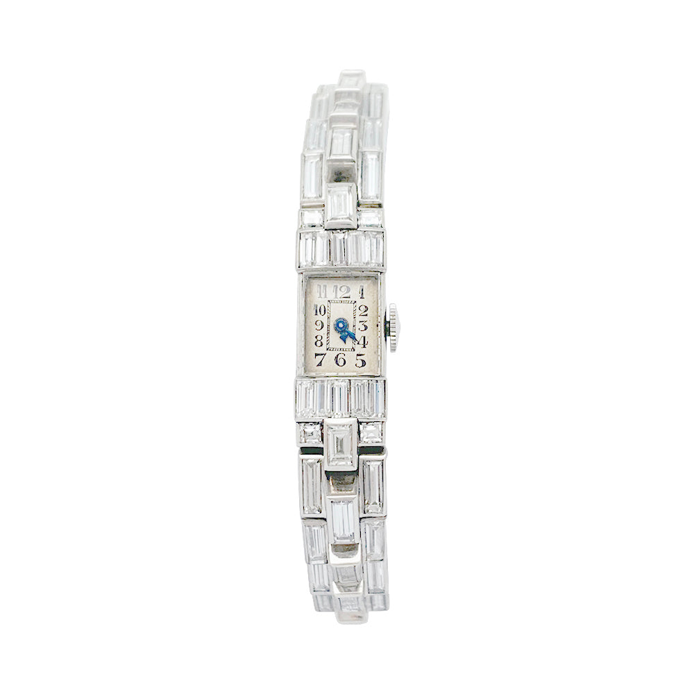 Une montre Art Déco en platine 950/000 entièrement sertie de diamants taille baguette (environ 6,6 carats), 3 lignes. N° 16007. Mécanique. Poids brut: 37,4 grammes 2