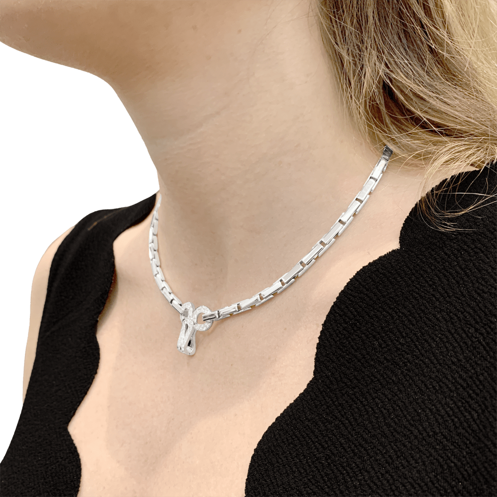 Collier Cartier "Agrafe" en or blanc et diamants. 6