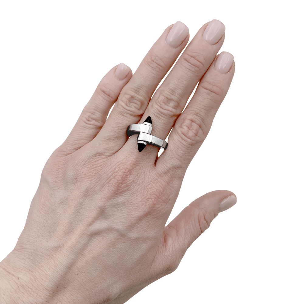 Bague Cartier, "Menottes", or blanc et onyx. 6