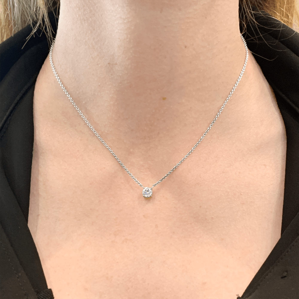 Collier solitaire, or blanc et diamant. 5