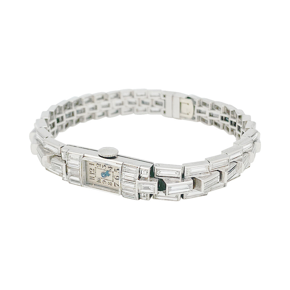 Une montre Art Déco en platine 950/000 entièrement sertie de diamants taille baguette (environ 6,6 carats), 3 lignes. N° 16007. Mécanique. Poids brut: 37,4 grammes 6