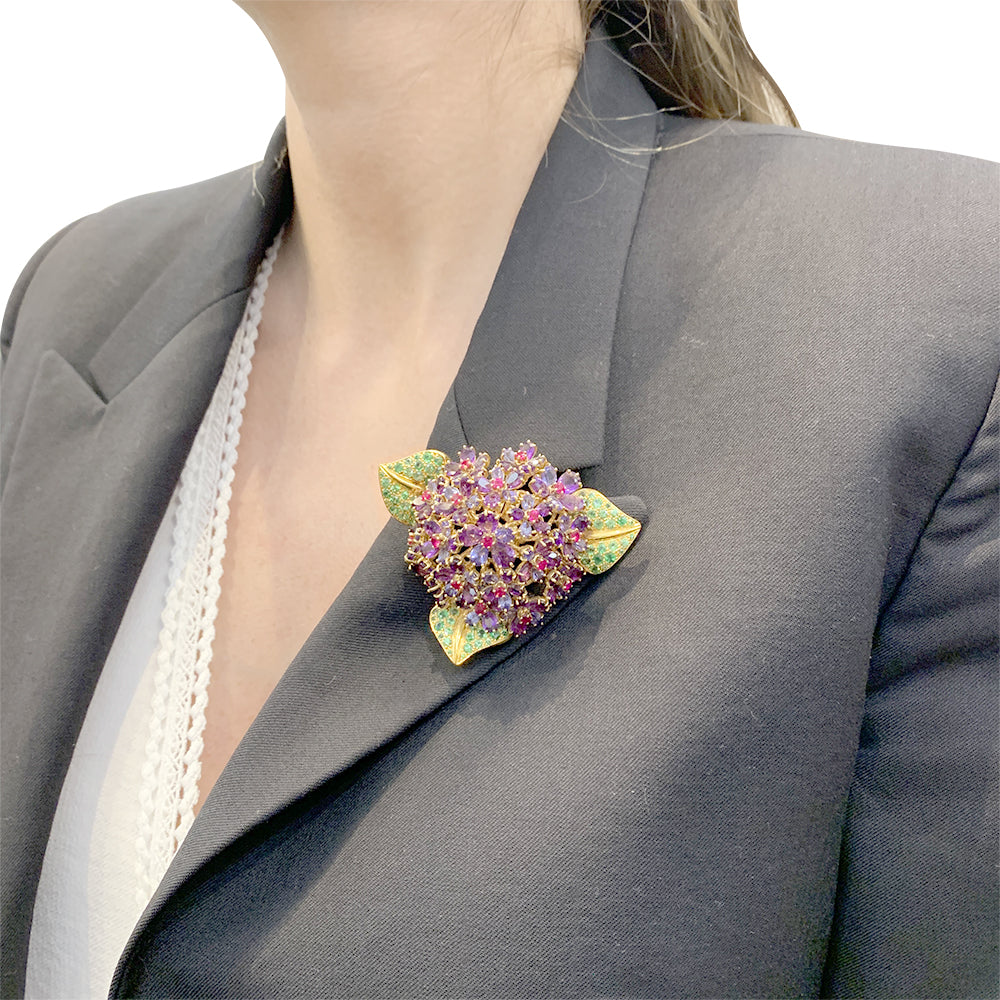 Clip René Boivin,"Bouquet de Violettes", or jaune, gemmes de couleur. 8