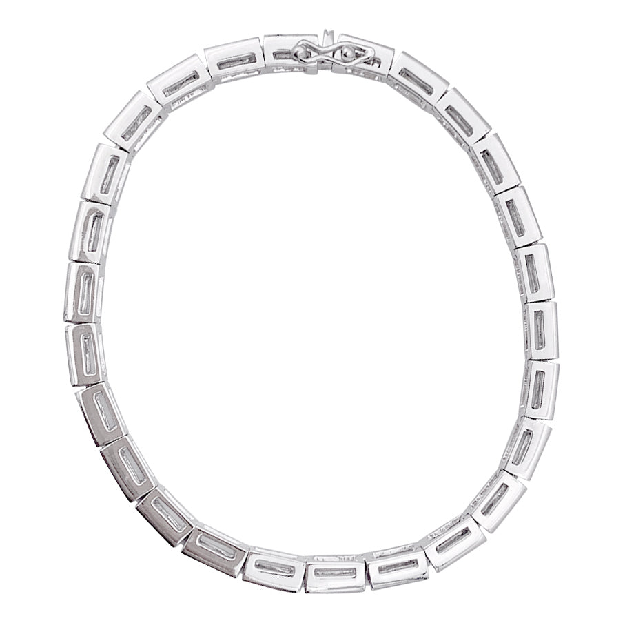 Bracelet ligne, or blanc et diamants taille baguette. 7