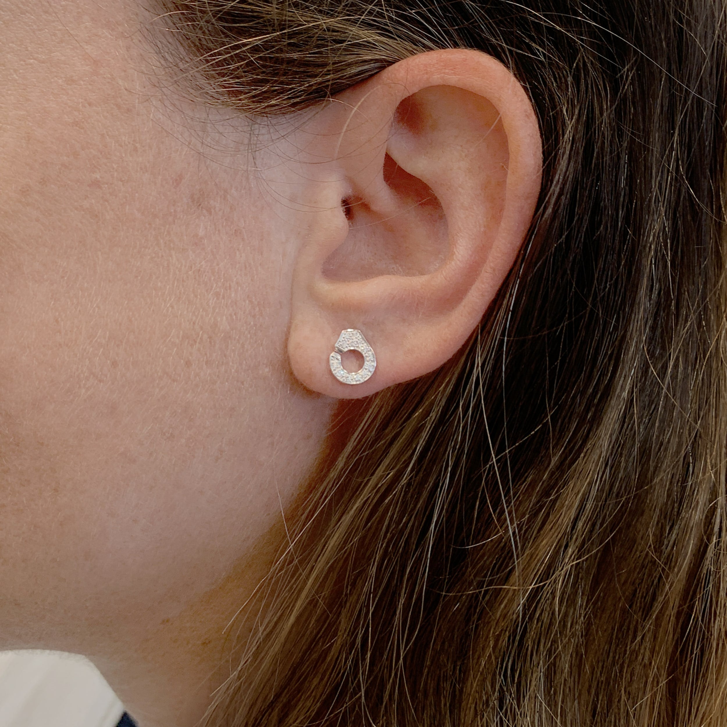 Puces d'oreilles Dinh Van, "Menottes" or blanc et diamants. 5