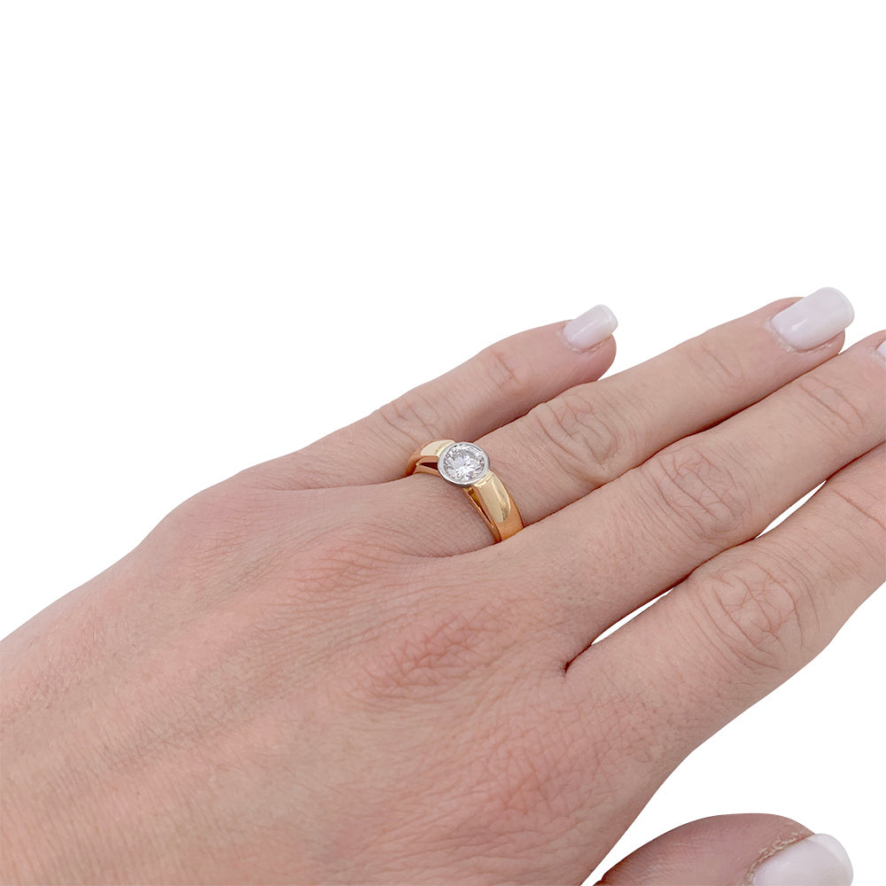 Bague solitaire or jaune, platine. 7