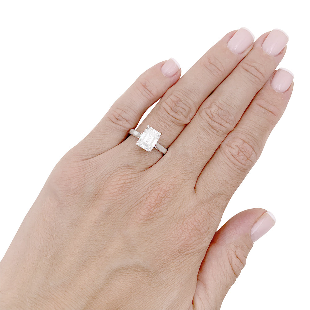 Bague taille émeraude, or blanc. 7