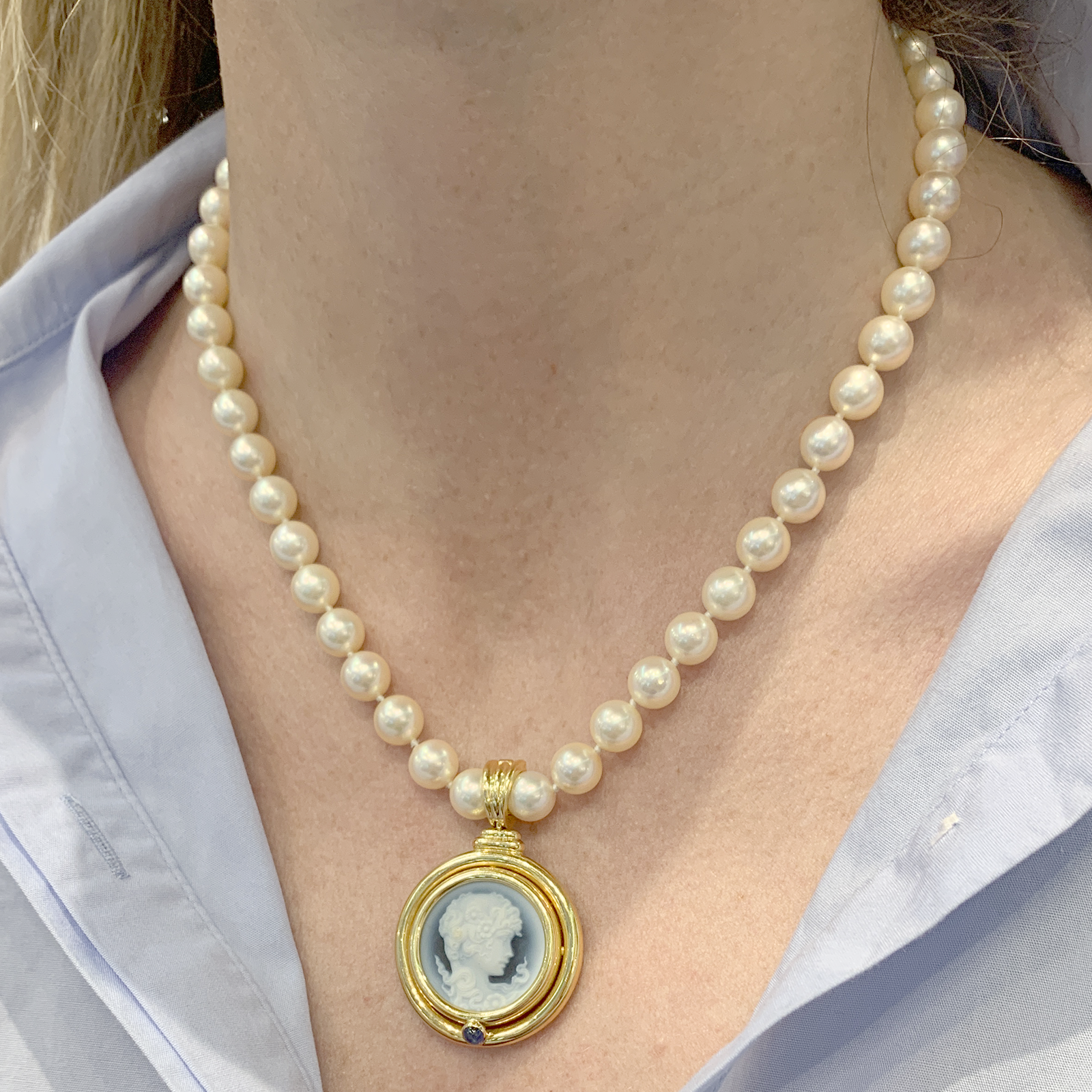 Collier or jaune, perles de culture, camée onyx. 6