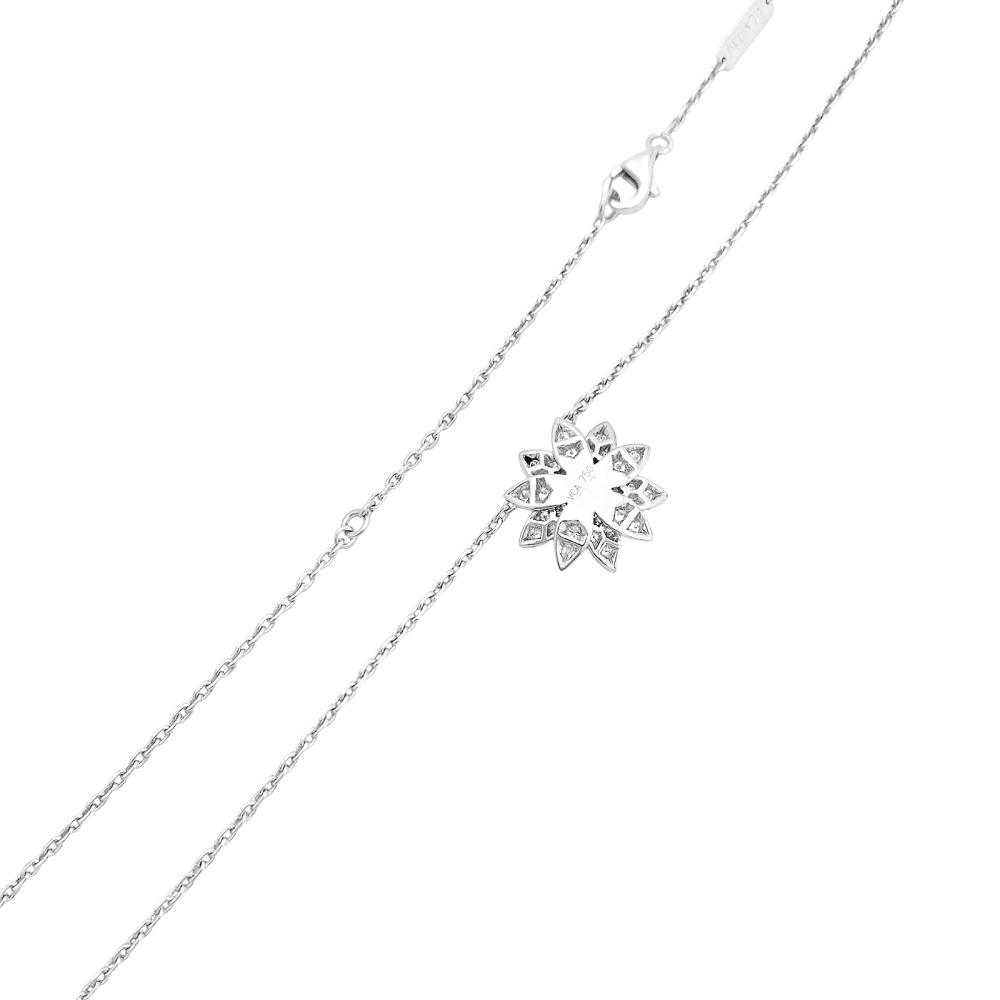 Pendentif Van Cleef & Arpels, "Lotus", or blanc et diamants. 4