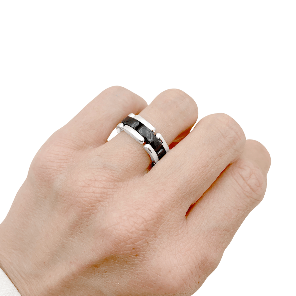Bague Chanel, "Ultra", or blanc et céramique noire. 5