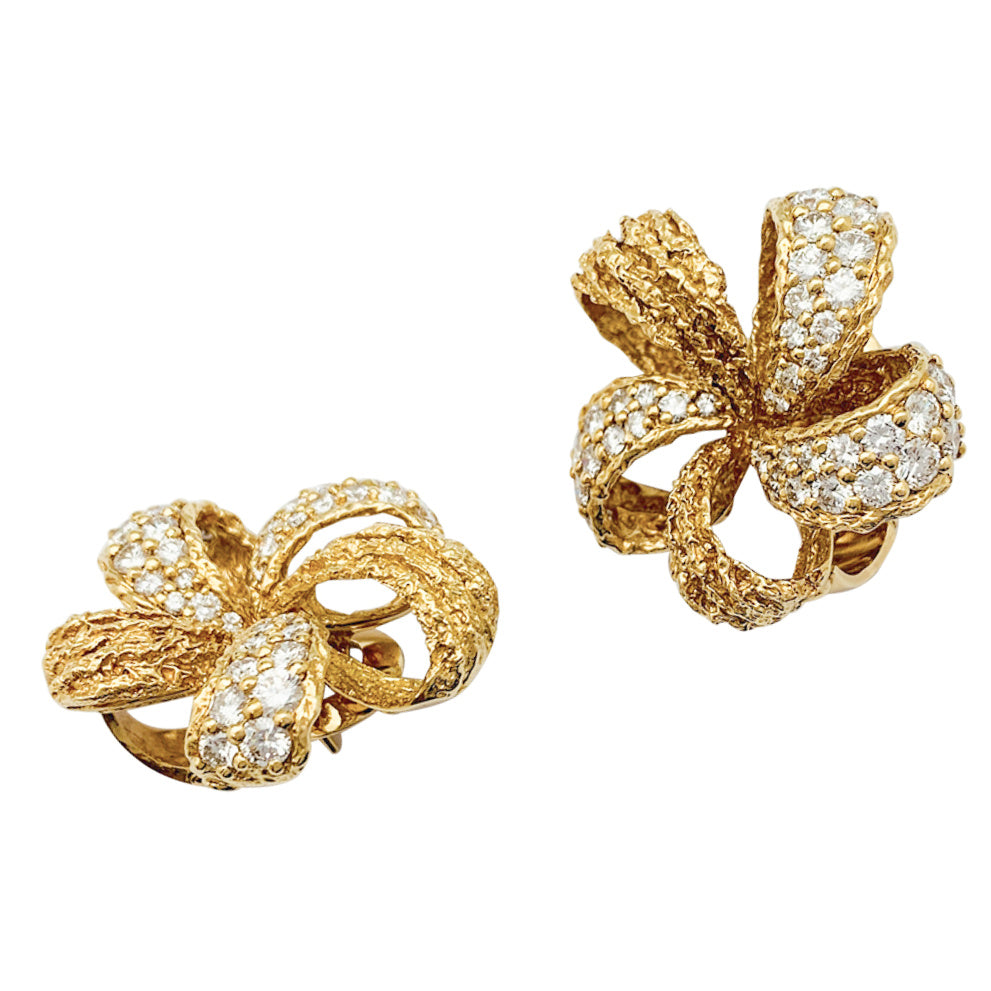 Grosses boucles d’oreilles fleurs M.Gérard en or jaune et diamants 2