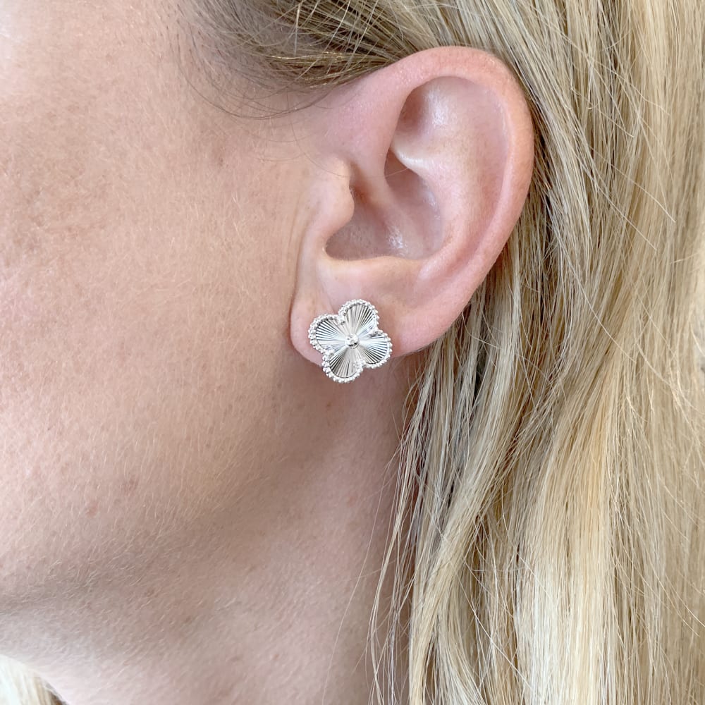 Boucles d'oreilles Van Cleef & Arpels, "Vintage Alhambra", or blanc. 6