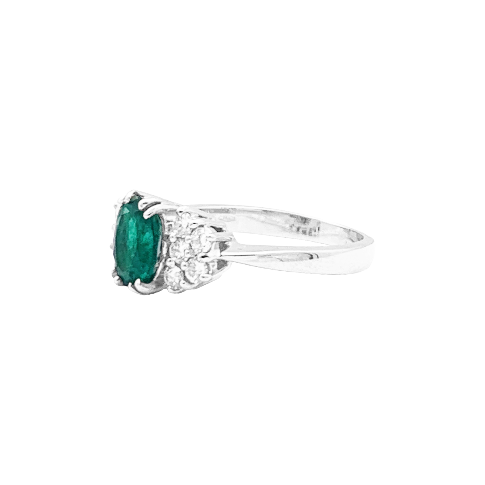 Bague en or blanc sertie d'une émeraude et de diamants. 2