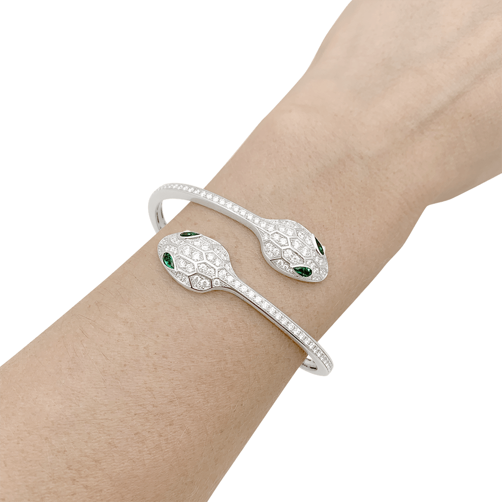 Bracelet Bulgari "Serpenti Seduttori" or blanc, diamants, émeraudes. 5