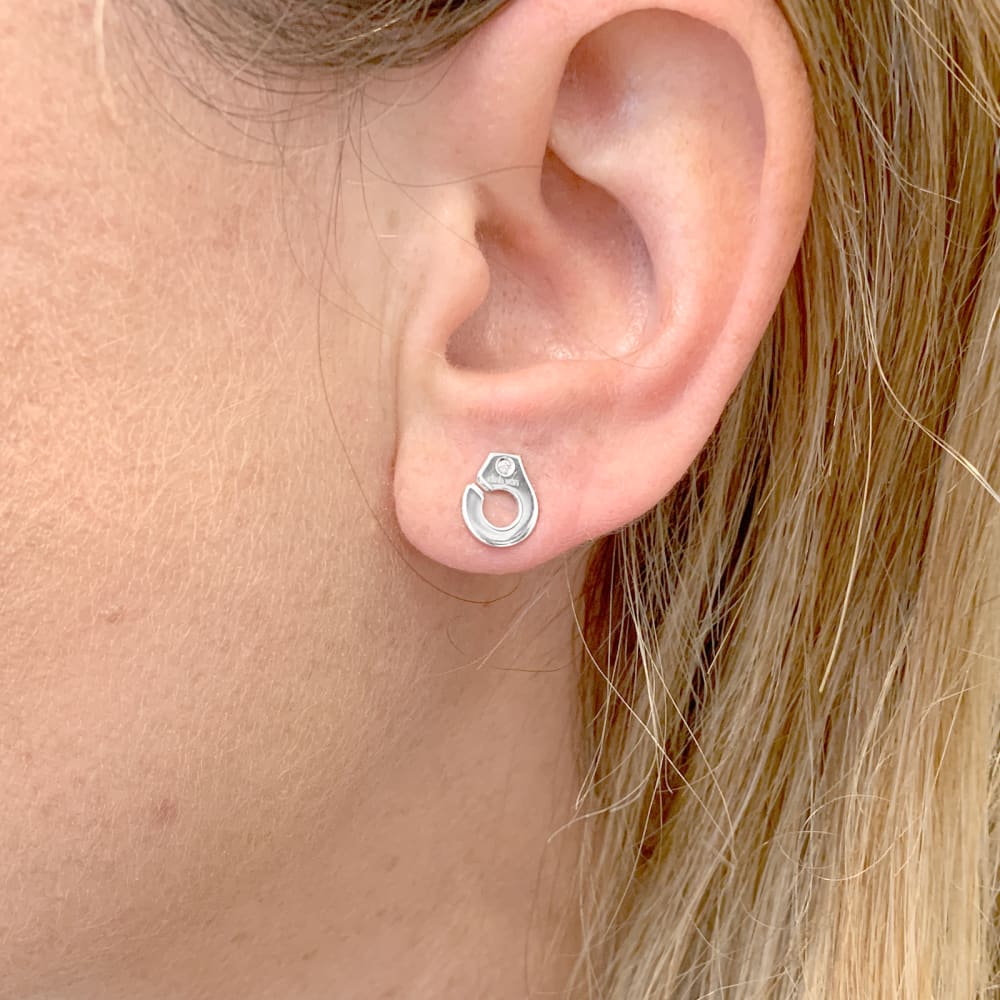 Puces d'oreilles Dinh Van, "Menottes" or blanc et diamants. 7