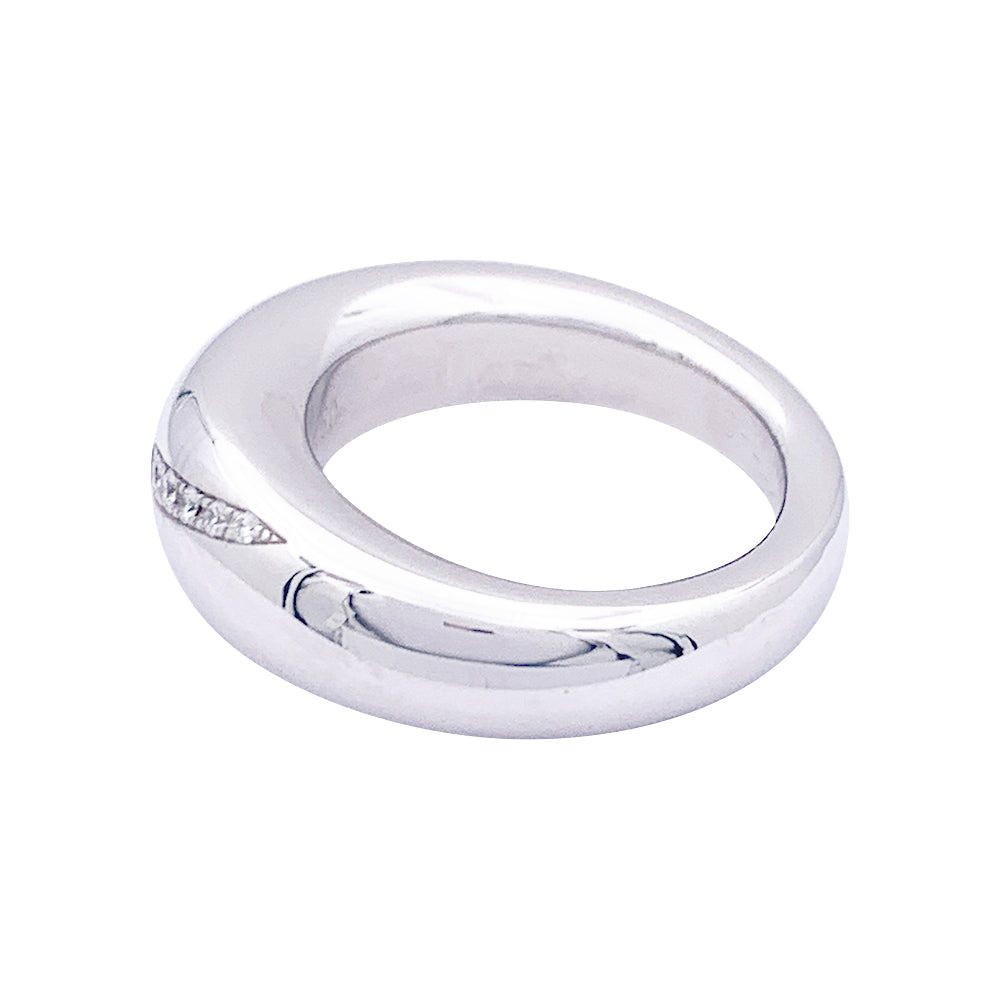 Bague Chaumet "Anneau" or blanc, diamants. 2