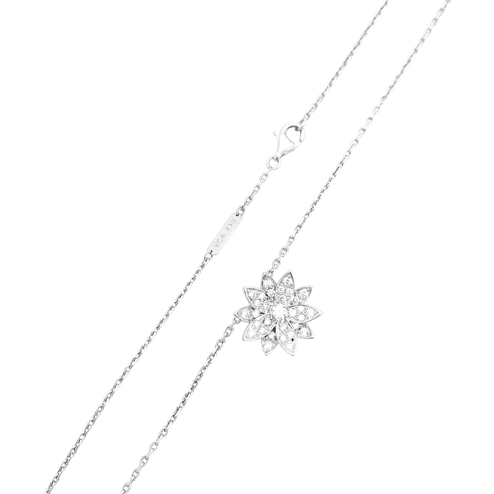 Pendentif Van Cleef & Arpels, "Lotus", or blanc et diamants. 3