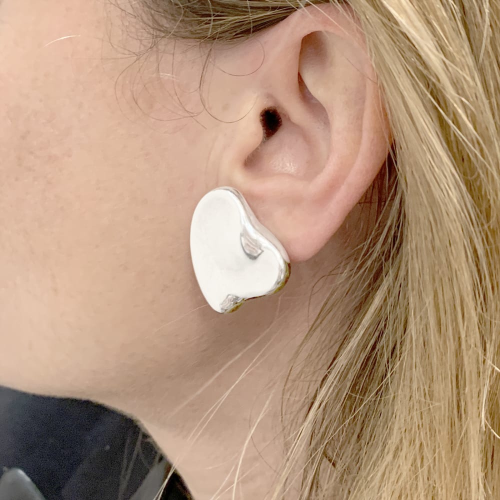 Boucles d'oreilles TIFFANY & CO x Elsa Peretti, «Cœur Bean » en argent. 7