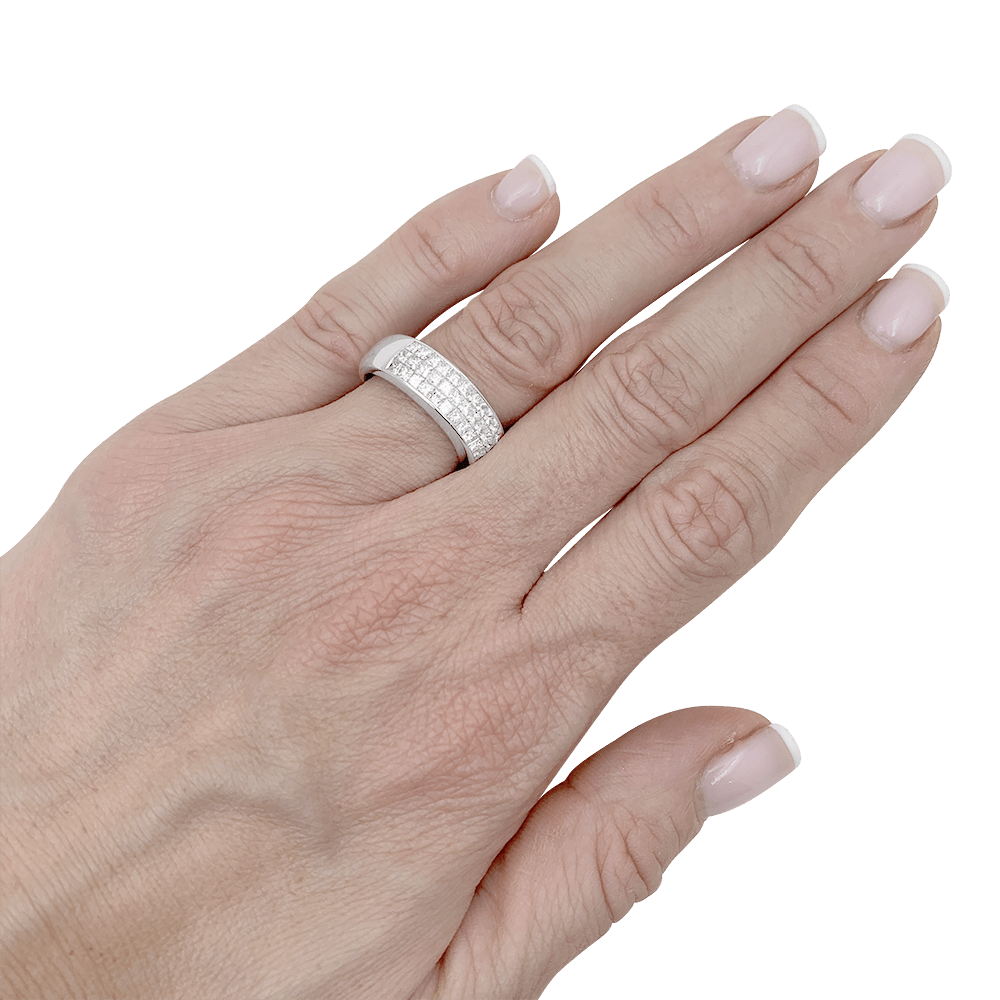 Bague pavage or blanc, diamants princesse. 8