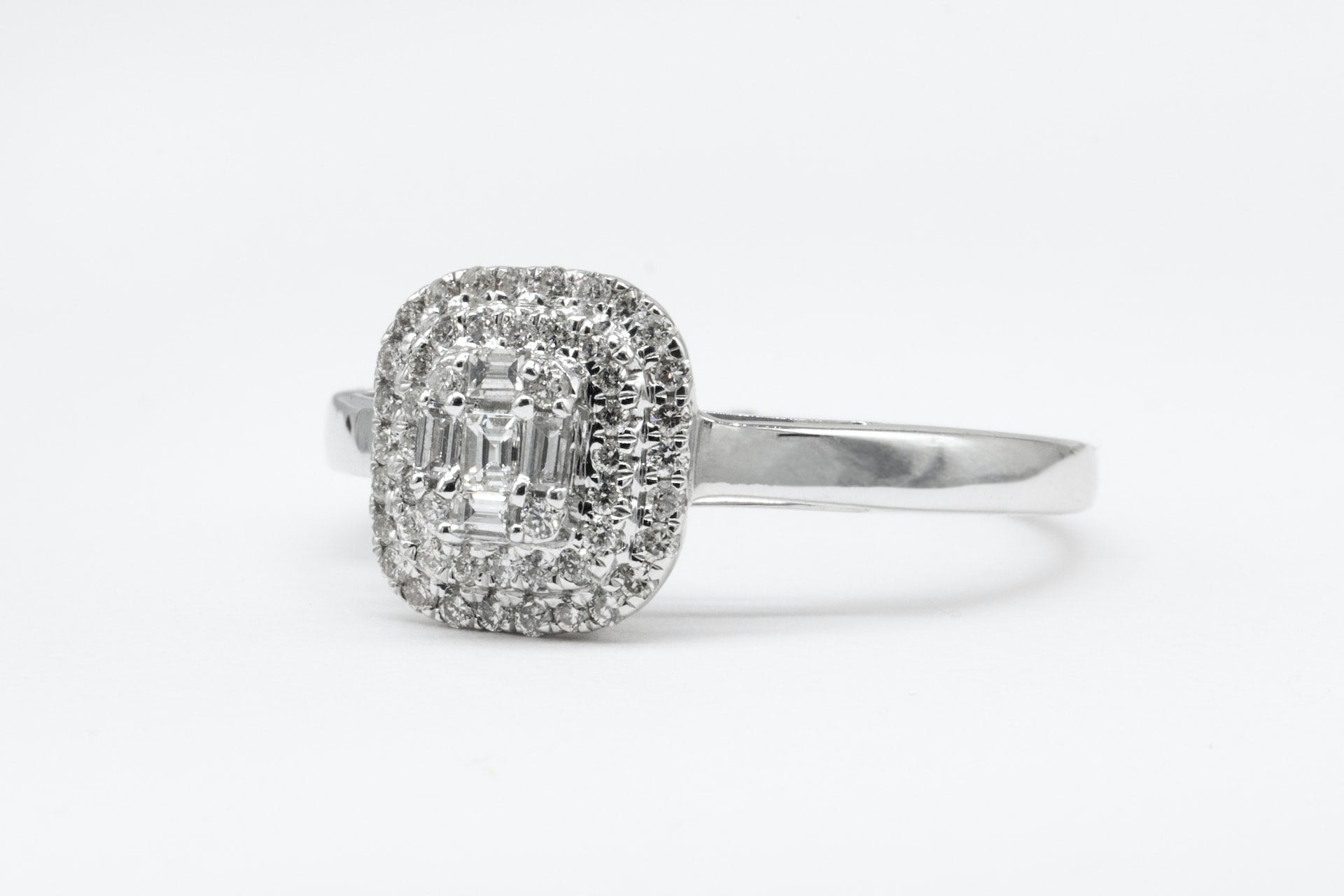 Comment nettoyer une bague en argent avec une pierre ?