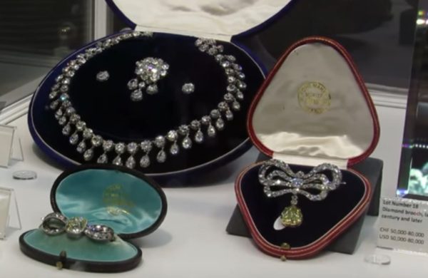 Attendre les soldes pour acheter des bijoux de luxe ? Vous risquez d’être déçu