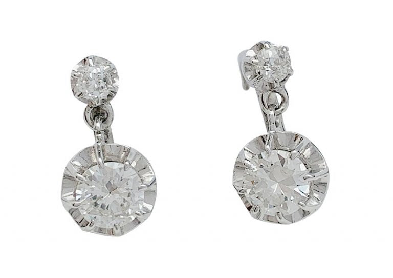 Restez chic et élégante avec les boucles d’oreilles dormeuses anciennes