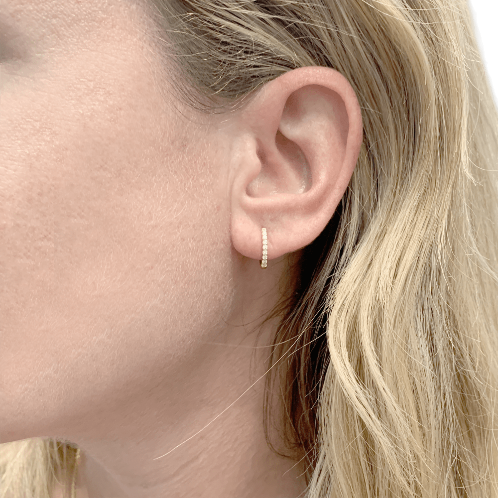 Paire de petites créoles en or jaune, diamants. 5