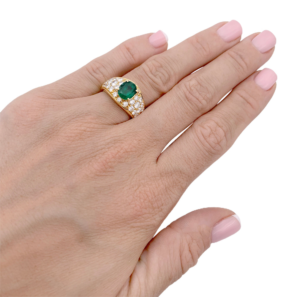 Bague or jaune, émeraude ovale et pavage diamants. 6