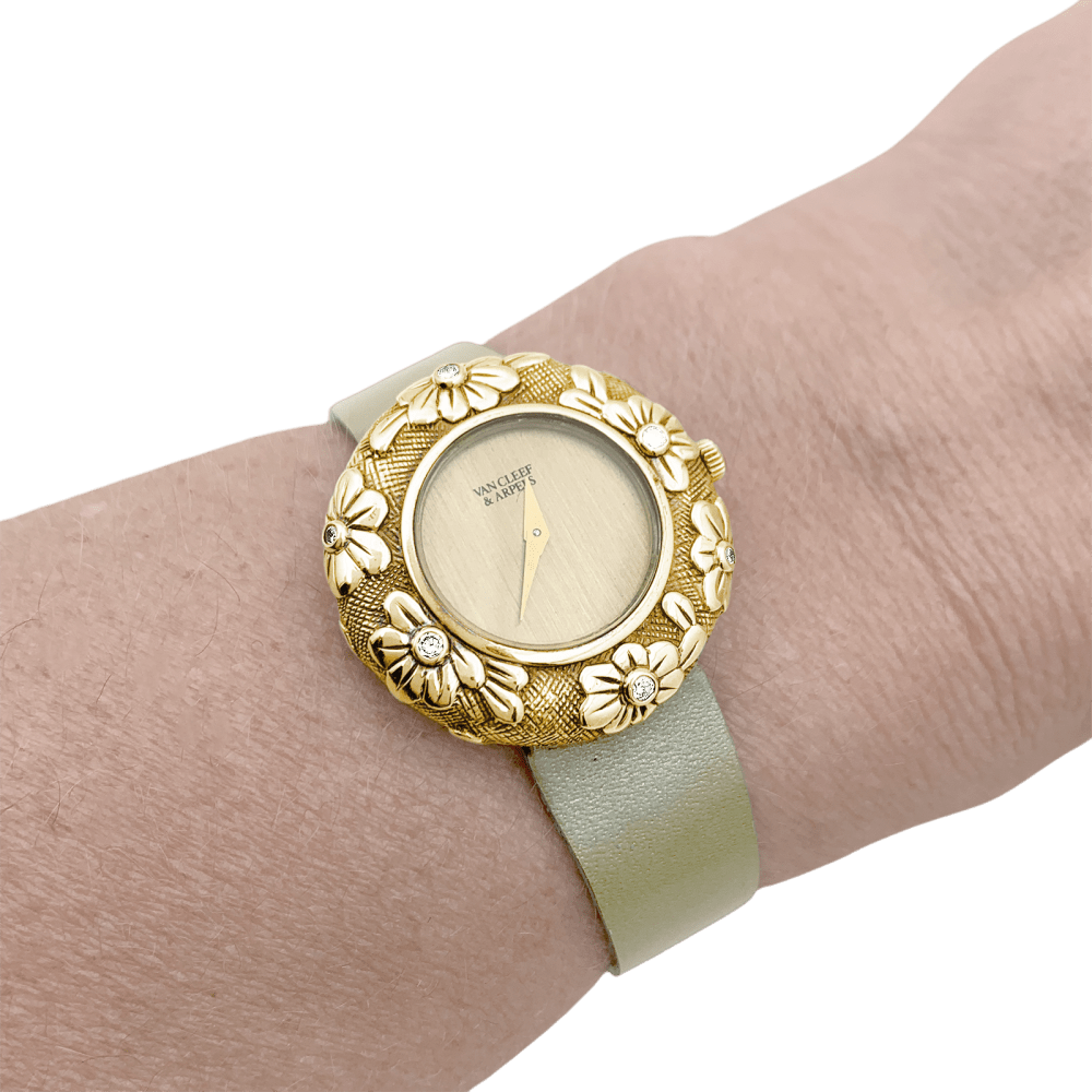 Montre Van Cleef & Arpels, "Tess", or jaune et diamants.  6