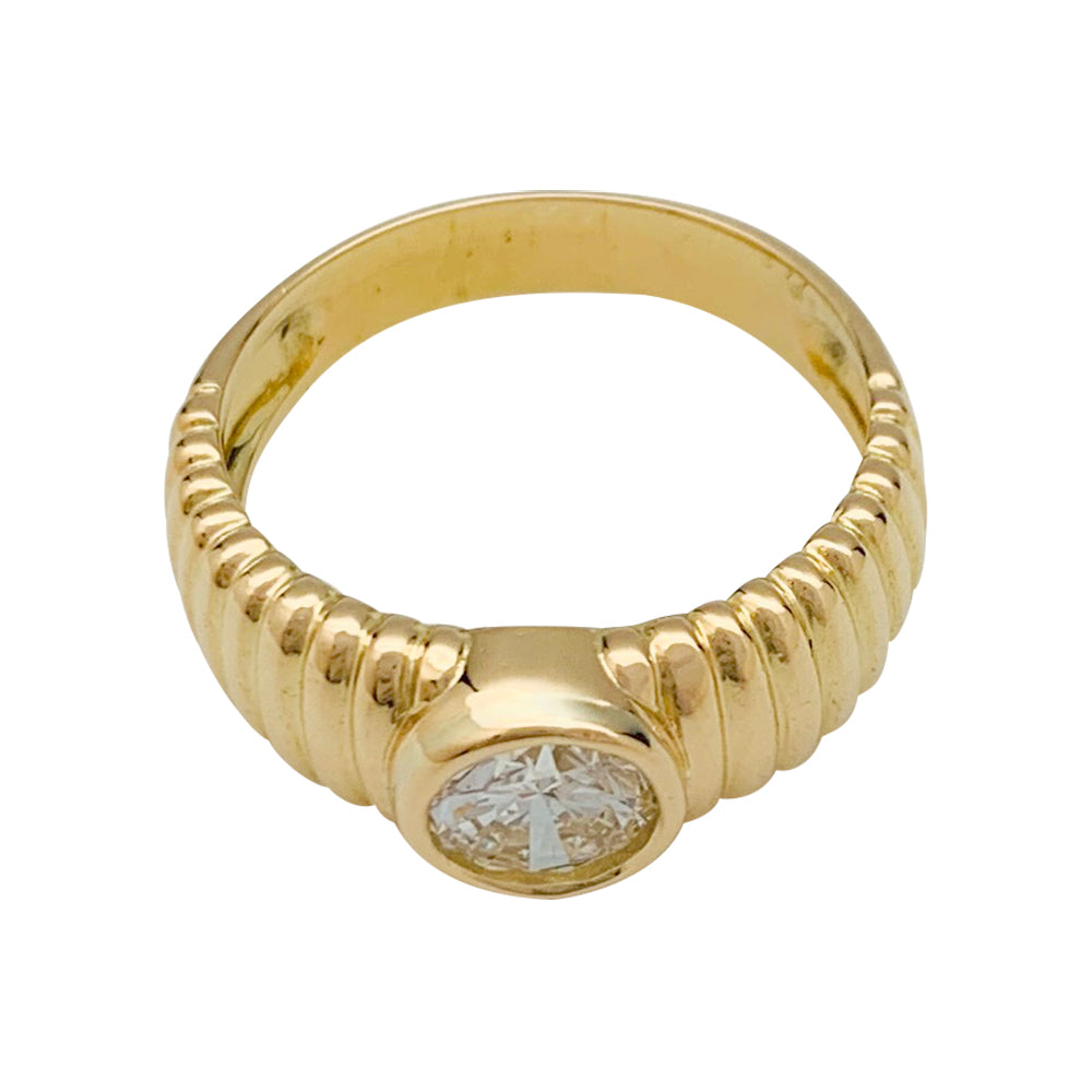 Une bague en or jaune godronnée 750/000 sertie d’un diamant taille brillant de 1,01 carat, couleur D, pureté IF.  LFG 389865 de 2022. Poids brut:5,8 grammes 4