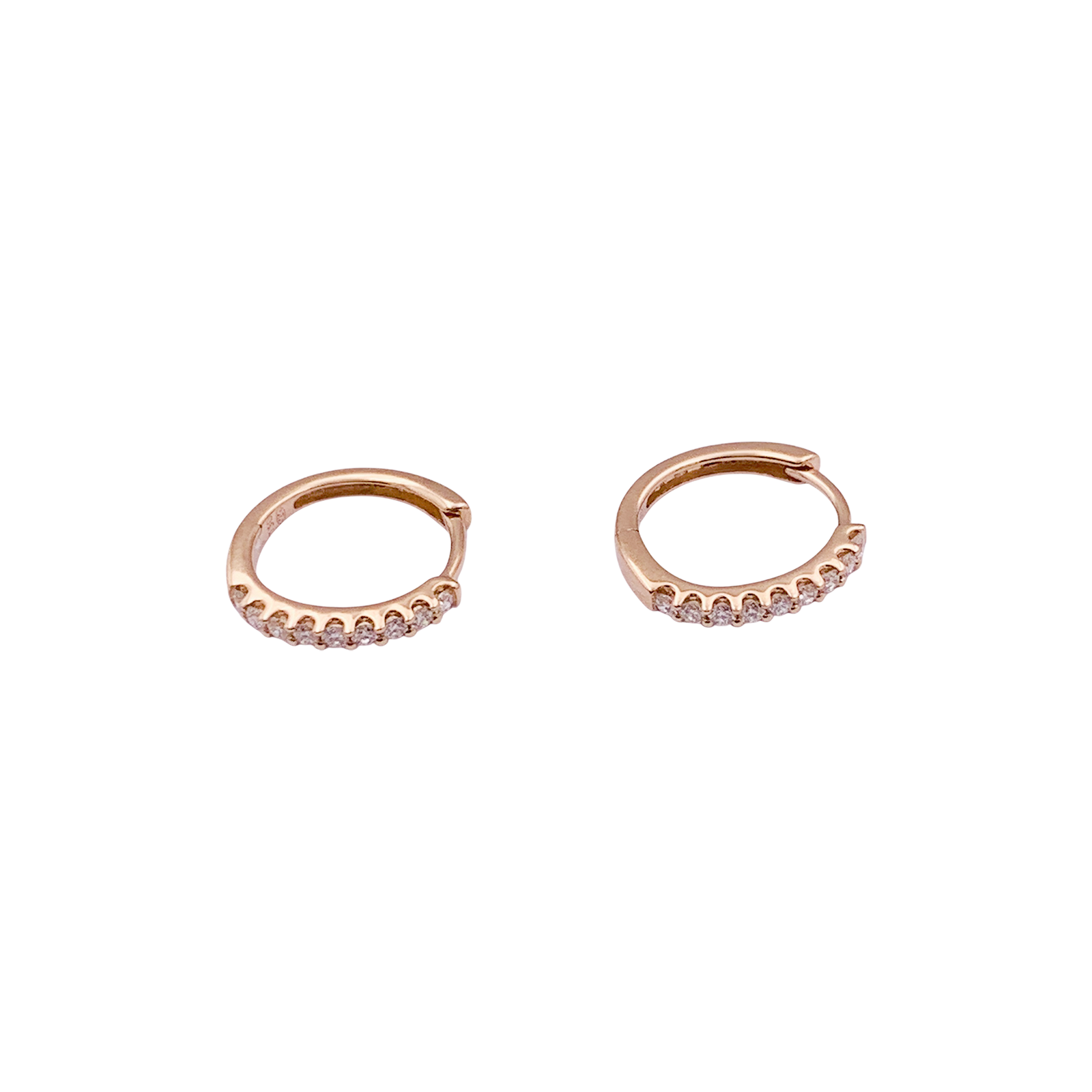 Paire de petites créoles en or rose, diamants. 2