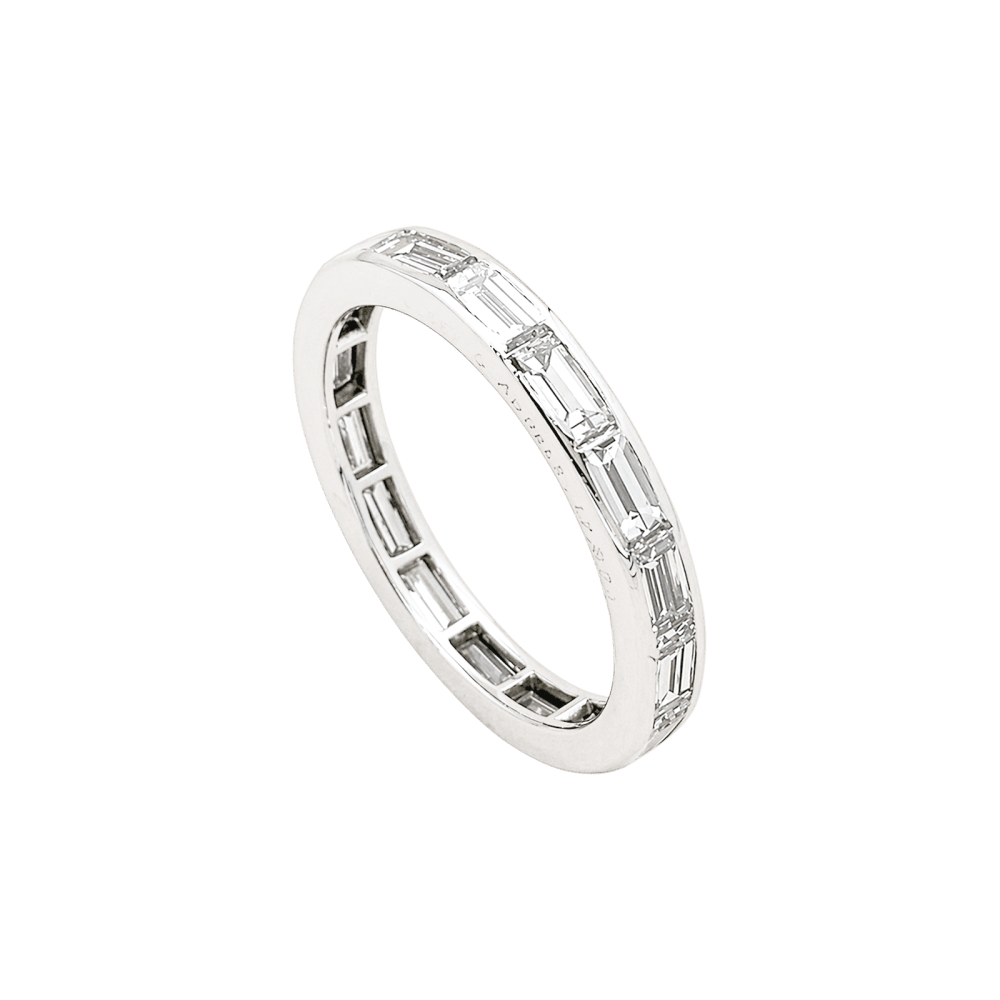 Bague Van Cleef & Arpels, alliance "Romance", platine et diamants baguettes. 2