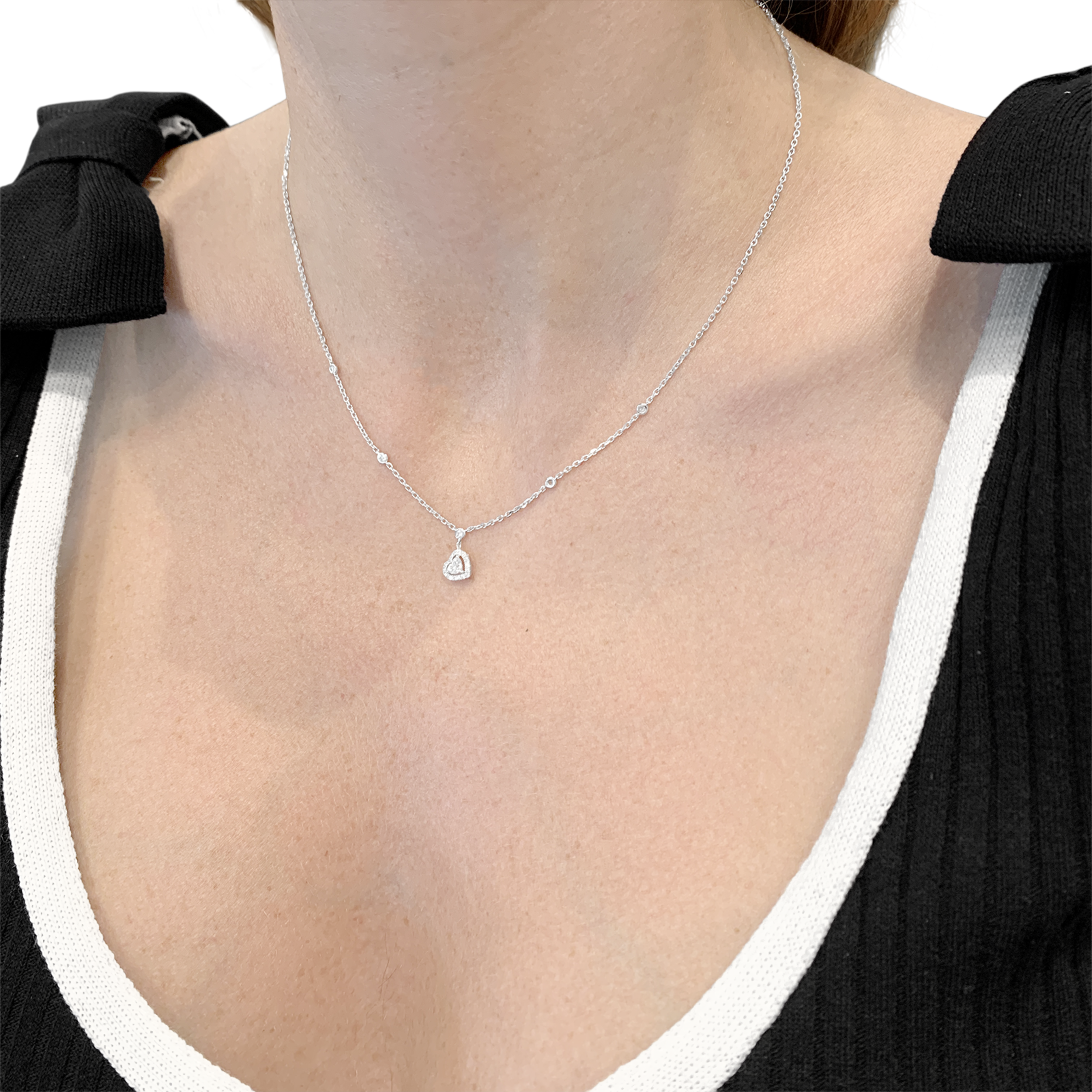 Collier Messika, « Joy Taille Cœur » en or blanc et diamants. 4