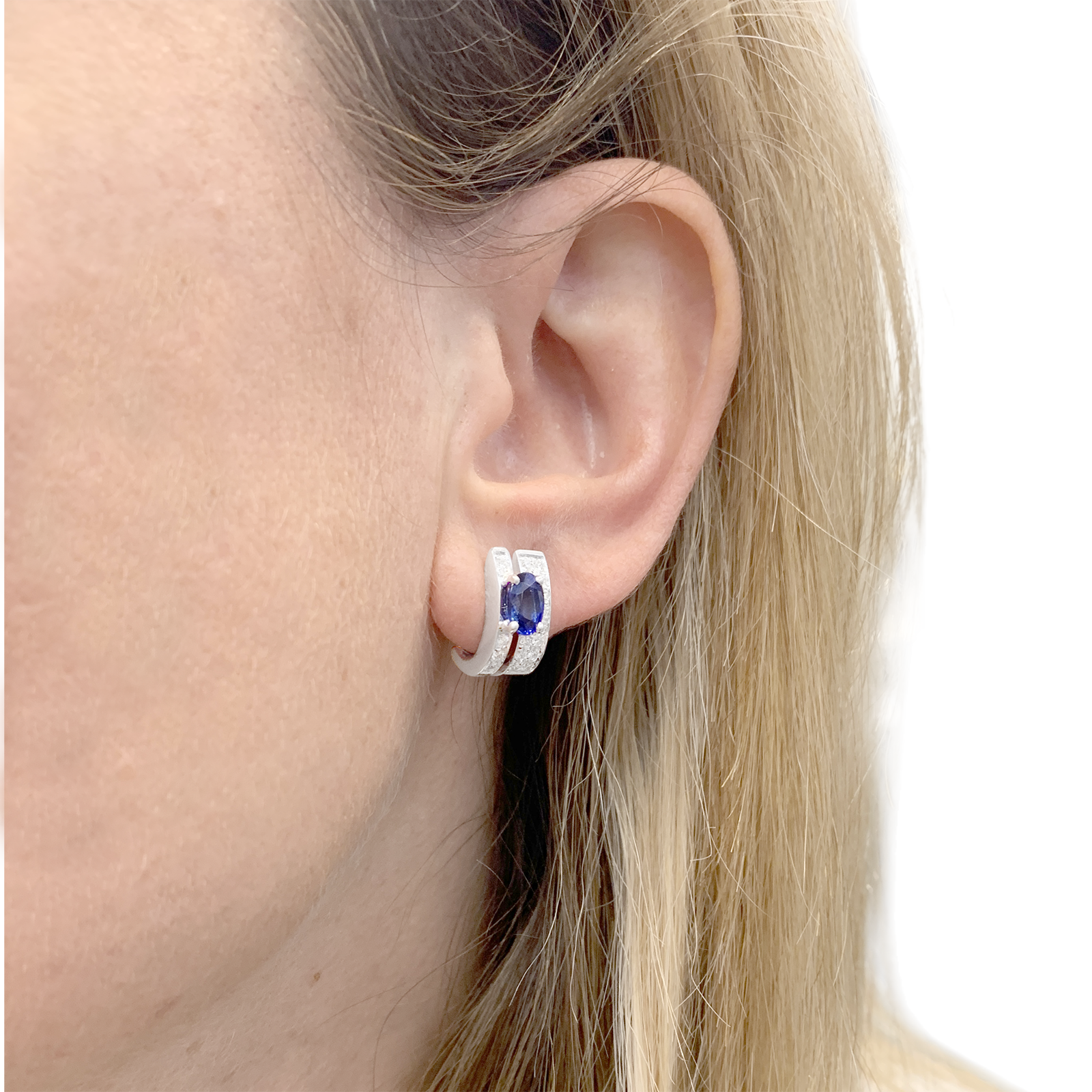 Boucles d'oreilles saphirs, diamants, or blanc. 5