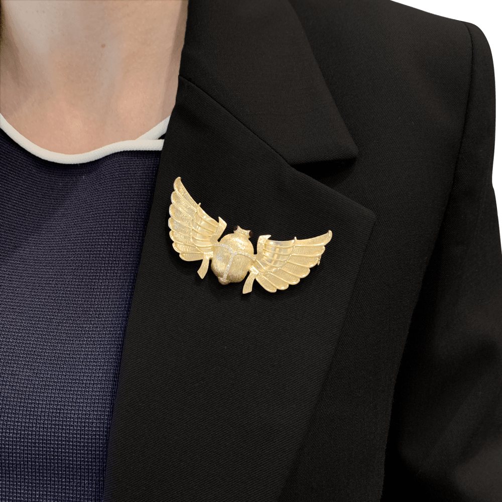 Broche "Scarabée" en or jaune, diamants et rubis.   5