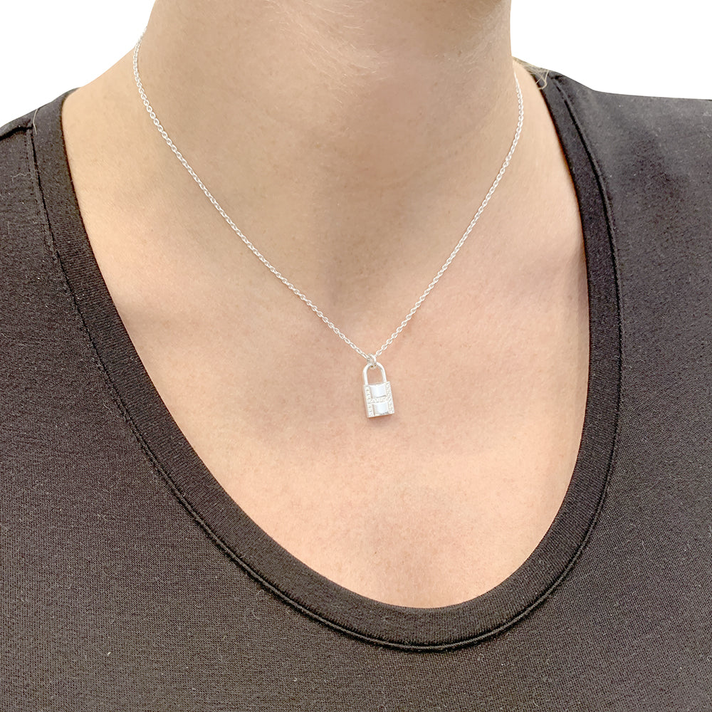 Collier Hermès "Kelly Cadenas" or blanc, diamants. 5
