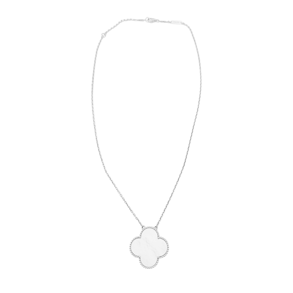 Collier Van Cleef & Arpels, "Magic Alhambra", or blanc, nacre.  5