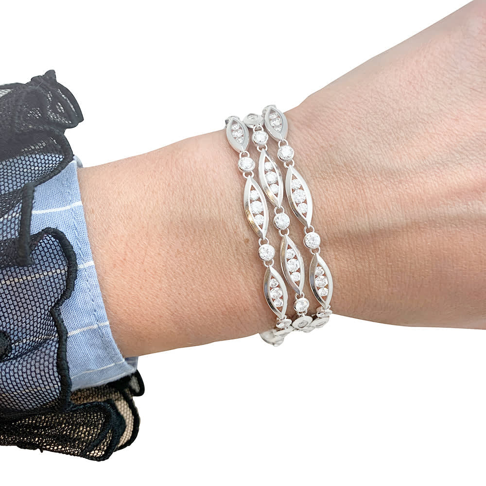 Bracelet Chaumet en or blanc modèle "Classique", diamants. 7