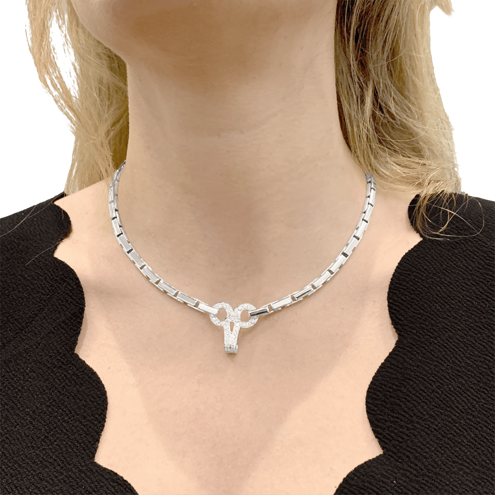 Collier Cartier "Agrafe" en or blanc et diamants. 7