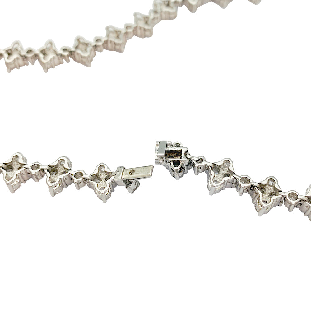 Un collier fleurettes en or blanc 750/000, serti de 190 diamants taille brillant, totalisant environ 19 carats.  Poids brut: 48,2 grammes. 8