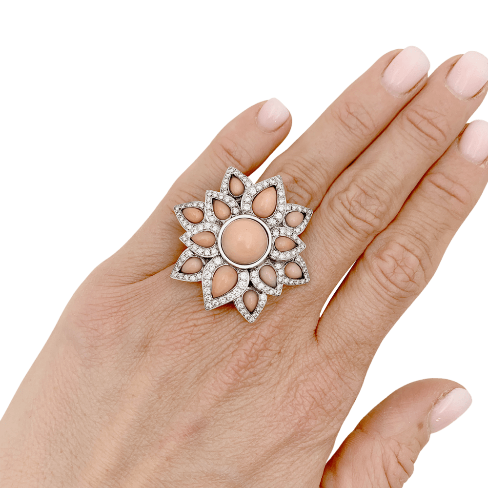 Bague fleur, or blanc, diamants et corail peau d'ange. 6