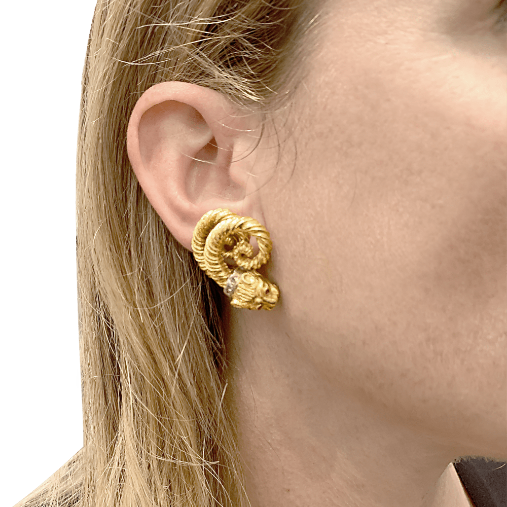Boucles d'oreilles Zolotas, « Tête de Lion » deux ors, diamants et rubis. 7