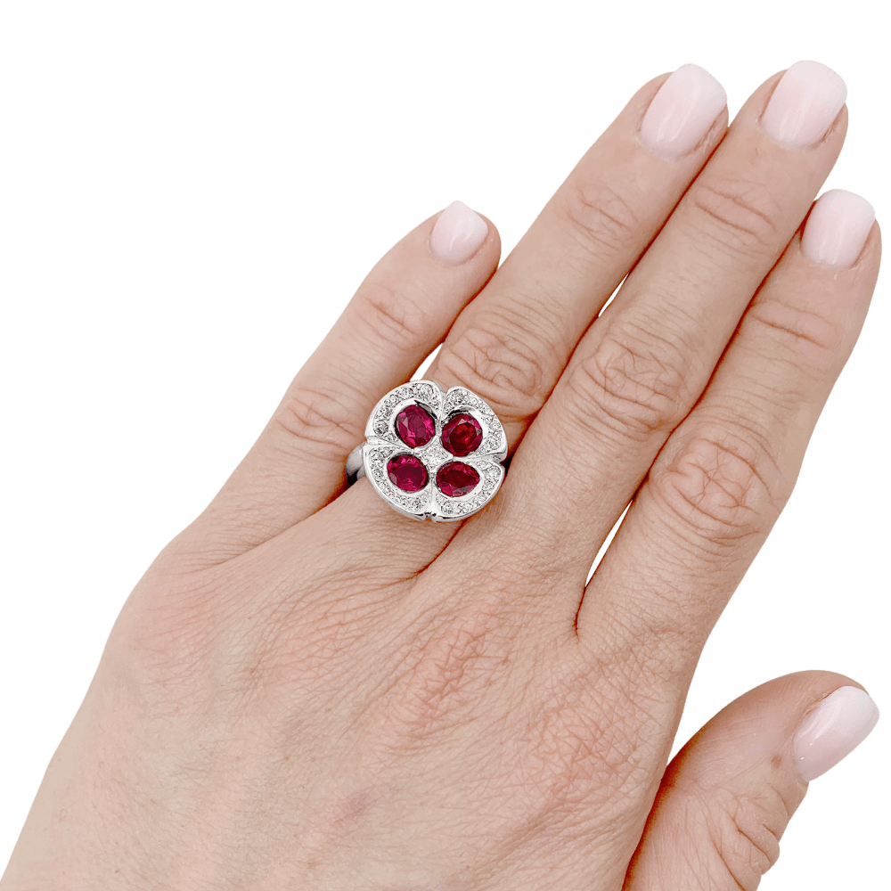 Bague "Fleur", or blanc, rubis synthétiques et diamants.  5
