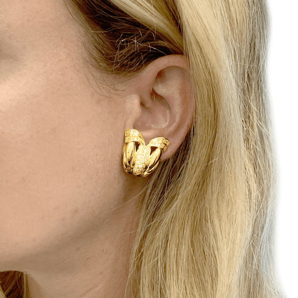 Boucles d'oreilles "Tulipe" en or jaune et diamants. 5