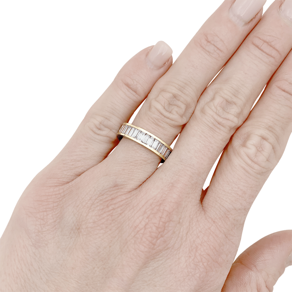 Alliance or jaune et diamants baguettes.  5