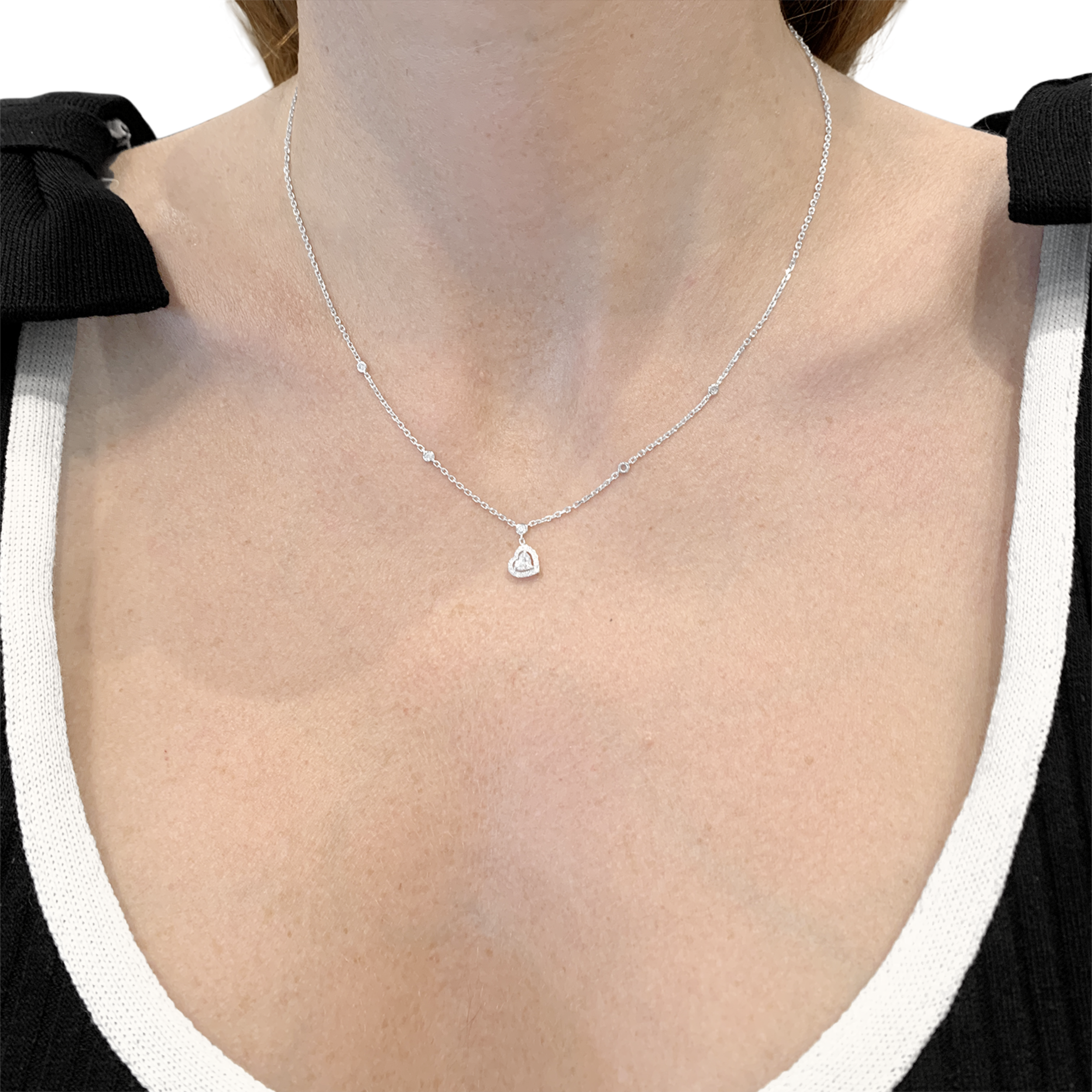 Collier Messika, « Joy Taille Cœur » en or blanc et diamants. 5