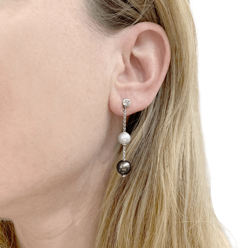 Boucles d'oreilles Mikimoto, or blanc, perles et diamants.  6