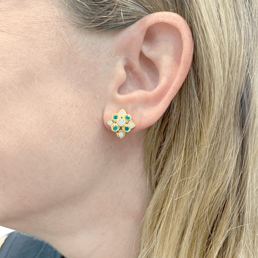 Boucles d'oreilles Chaumet, or jaune, diamants, émeraudes. 5